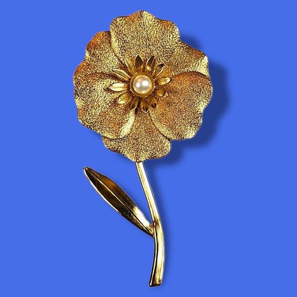 Brooch Pin Flower Faux Pearl Gold Tone Vintage Mid Century - Picture 2 of 6